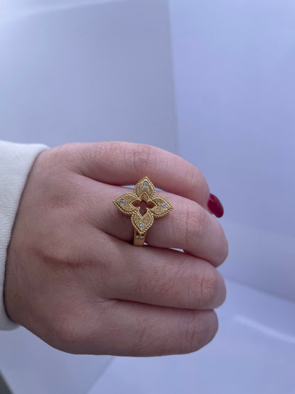 Clover ring